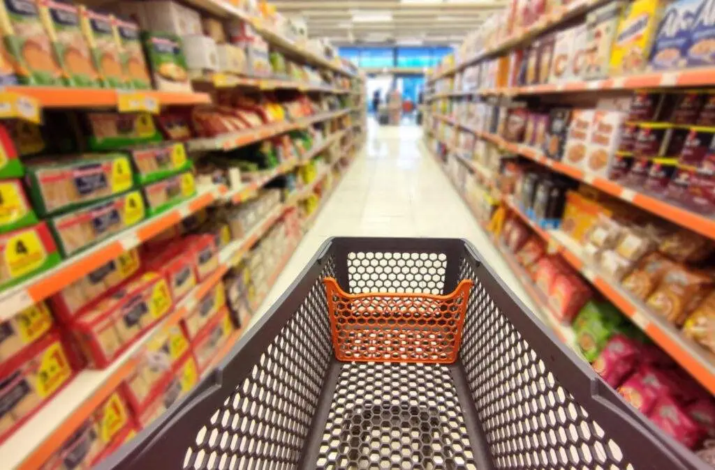 Shopping cart going through grocery store looking at food label claims.